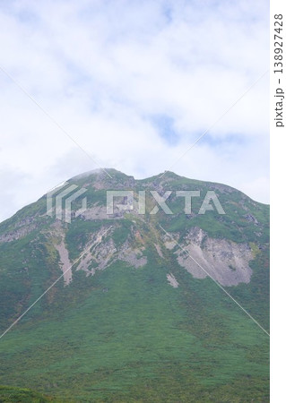 北海道羅臼町　知床峠展望台から羅臼岳を望む 138927428