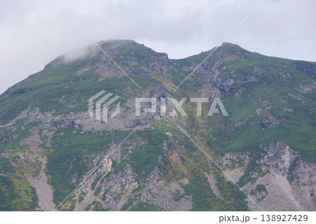 北海道羅臼町　知床峠展望台から羅臼岳を望む 138927429