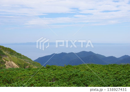 北海道羅臼町 知床峠展望台から国後島方面を望む 北海道羅臼町 知床峠展望台から国後島方面を望む 138927431