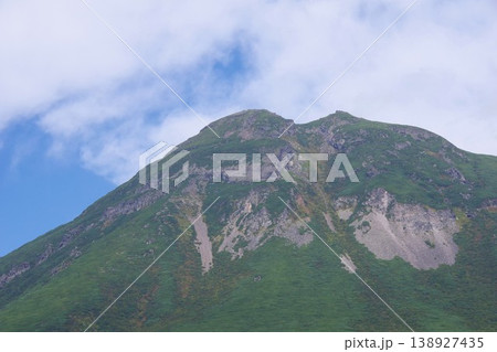 北海道羅臼町　知床峠展望台から羅臼岳を望む 138927435