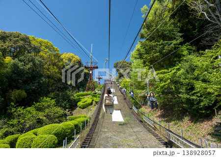 松山城リフトからの展望 新緑の山々と松山市街地のパノラマ 138928057