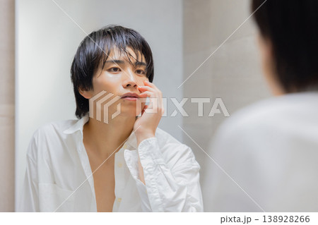 鏡を見る男性 鏡を見る男性 138928266