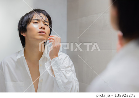 鏡を見る男性 鏡を見る男性 138928275