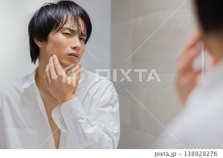 鏡を見る男性 鏡を見る男性 138928276