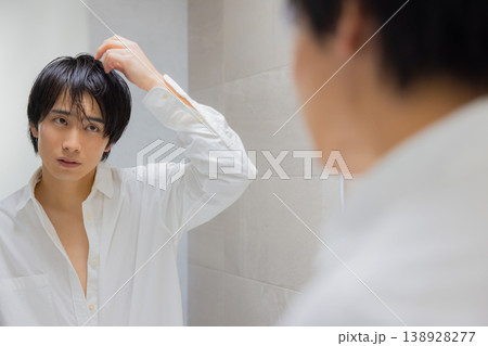 鏡を見る男性 鏡を見る男性 138928277