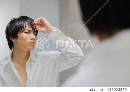 鏡を見る男性 鏡を見る男性 138928279