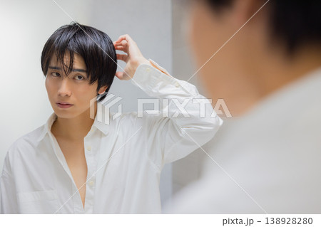 鏡を見る男性 138928280