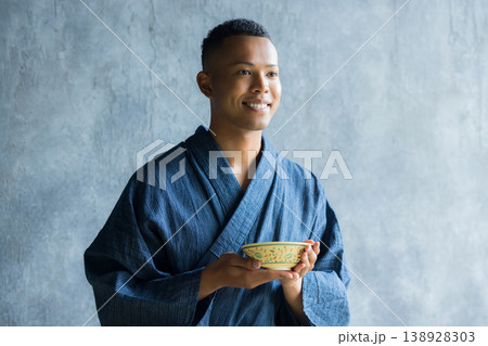 浴衣を着た外国人男性　　 138928303