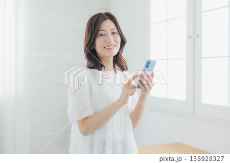 スマホを見る女性 スマホを見る女性 138928327