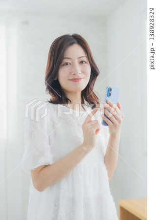 スマホを見る女性  138928329