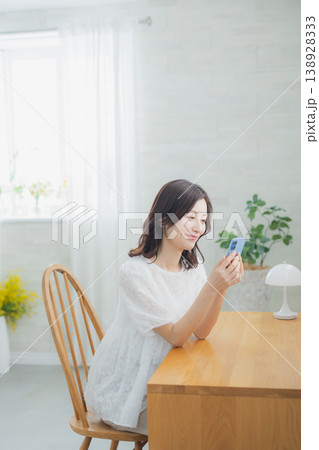 スマホを見る女性  138928333