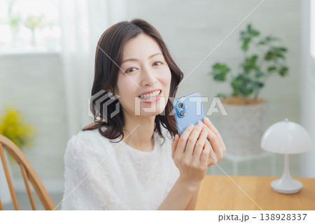 スマホを見る女性  138928337