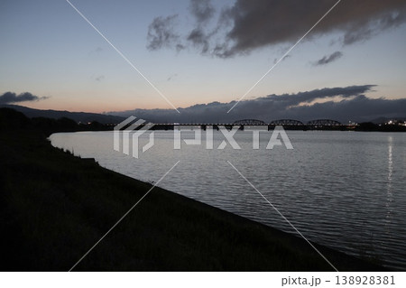 朝の河川敷にて 138928381