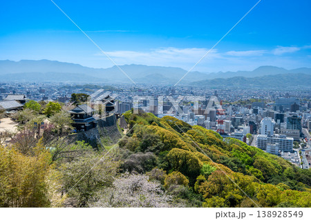 松山城本丸広場から望む松山市街地の眺望 新緑とビル群のパノラマ 松山城本丸広場から望む松山市街地の眺望 新緑とビル群のパノラマ 138928549