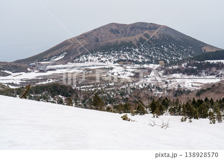 福島県 一切経山登山道から望む吾妻富士 残雪期の山岳風景 福島県 一切経山登山道から望む吾妻富士 残雪期の山岳風景 138928570