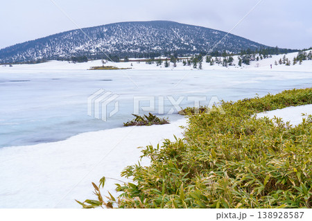 福島県 一切経山登山道から望む鎌沼 残雪期の雪解けの風景 138928587