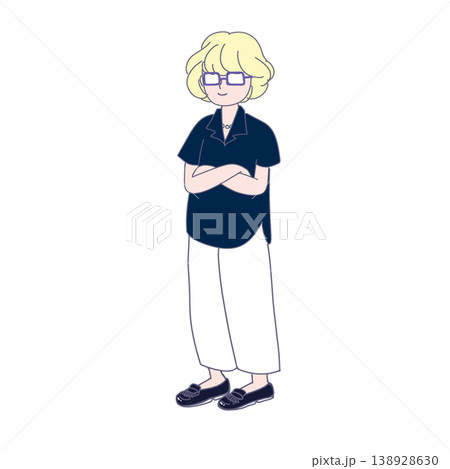 白いズボンの腕組みするふんわり金髪の女性 138928630