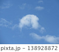 初春の青空に浮かぶ白い雲 138928872