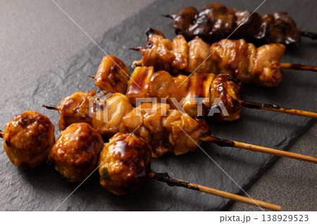 美味しい焼き鳥盛り合わせ 138929523