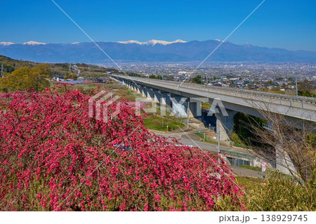 春の山梨県笛吹市御坂町の花鳥山展望台から西側の眺望(南アルプス,甲府盆地,南アルプス市など) 138929745