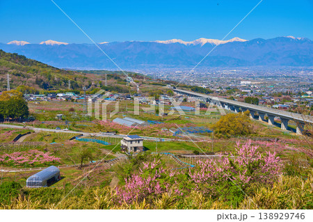 春の山梨県笛吹市御坂町の花鳥山展望台から西側の眺望(笛吹市,南アルプス,甲府盆地,南アルプス市など) 138929746