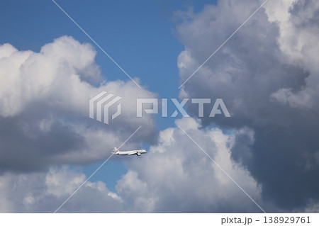 羽田空港を離陸していく国内線の飛行機 羽田空港を離陸していく国内線の飛行機 138929761
