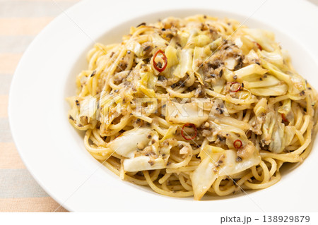 美味しいアンチョビとキャベツのパスタ 138929879
