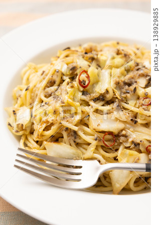 美味しいアンチョビとキャベツのパスタ 138929885
