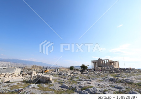 修復工事中のエレクテイオン神殿とアテネ市街　ギリシャ 138929897