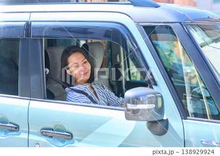 自動車の運転席に乗る日本人女性 138929924