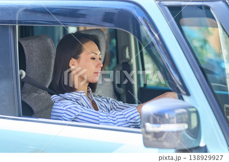 自動車の運転席に乗る日本人女性 自動車の運転席に乗る日本人女性 138929927