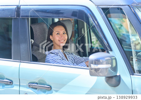 自動車の運転席に乗る日本人女性 自動車の運転席に乗る日本人女性 138929933