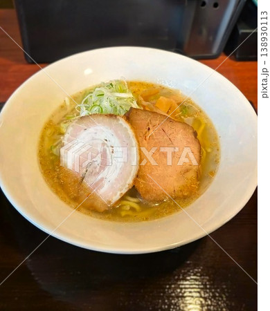 黄金色のスープが輝く 絶品チャーシュー麺 138930113