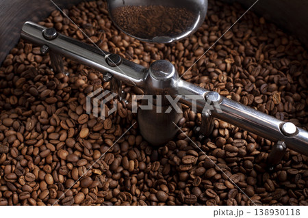 Roasting of raw coffee beans 138930118