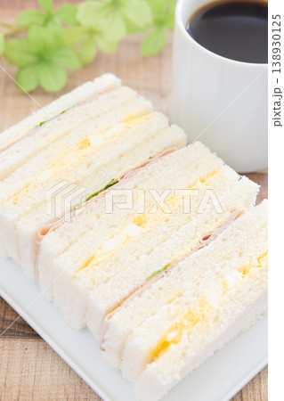 美味しいミックスサンドイッチとコーヒーのモーニング 138930125