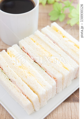 美味しいミックスサンドイッチとコーヒーのモーニング 138930126
