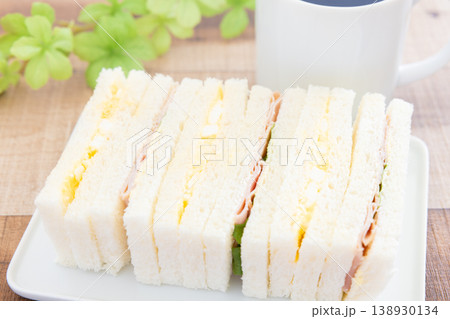 美味しいミックスサンドイッチとコーヒーのモーニング 美味しいミックスサンドイッチとコーヒーのモーニング 138930134