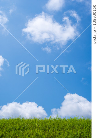 爽やかな夏空と草原 138930150