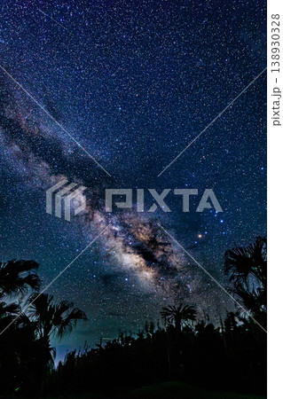 満天の星と天の川が広がる種子島の夜 138930328