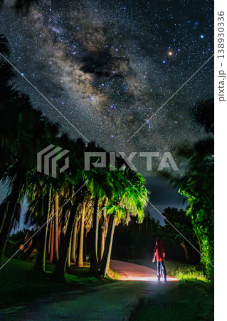 門倉岬の星空と天の川、静寂の中に立つ人影 門倉岬の星空と天の川、静寂の中に立つ人影 138930336