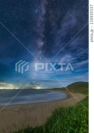 種子島・中山海岸に広がる天の川と星空の風景 138930337