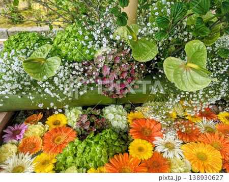 彩り豊かな花手水と竹の器　初夏を彩る和のフラワーアレンジ 138930627