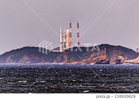 種子島宇宙センターから打ち上がるH-IIIロケットと海の風景 138930629