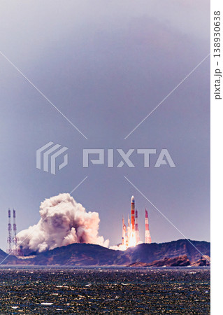 白煙と炎が広がるH-IIIロケットの発射瞬間 白煙と炎が広がるH-IIIロケットの発射瞬間 138930638