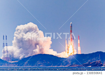 強烈な噴射炎とともに上昇する最新ロケットH-III 138930641