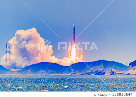 H-IIIロケット発射直後の炎と煙のダイナミックな瞬間 138930644