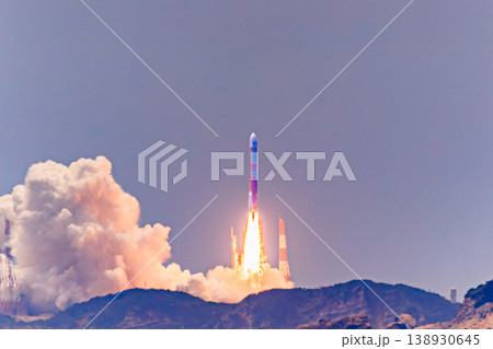 海越しに見るH-IIIロケット発射と巨大な噴煙 138930645