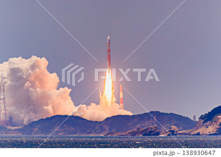 炎とともに上昇するH-IIIロケット発射シーン 炎とともに上昇するH-IIIロケット発射シーン 138930647