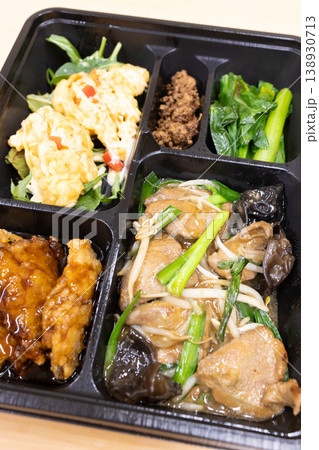 美味しいレバニラ炒めなどの中華料理 138930713