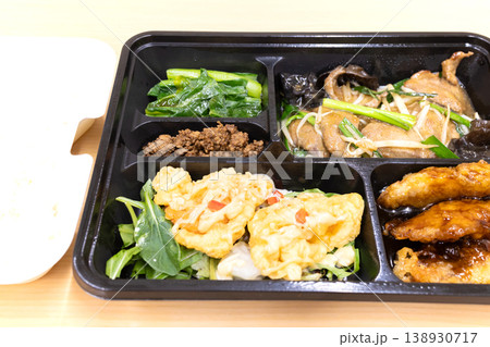 美味しいレバニラ炒めなどの中華料理とライス 美味しいレバニラ炒めなどの中華料理とライス 138930717